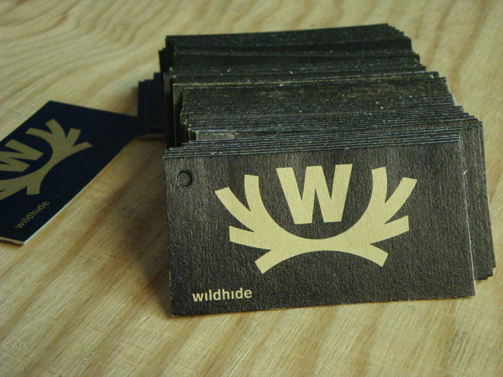 Chris Hart Gmbh Siebdruck Holz / Karton/ Diverses: Hang Tag für Wildhide