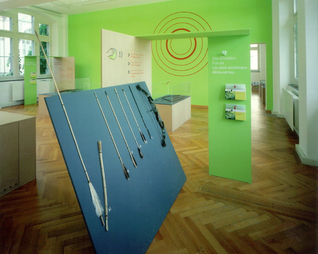 Chris Hart GmbH Siebdruck und Beschriftungen Zürich: Spezialanfertigungen  - Ausstellung in Landesmuseum Zuerich zum Thema Pfeil und Bogen 2004. Bau der MDF Elemente, Beschriftung....
Fotos © Schweizerisches Landesmuseum  