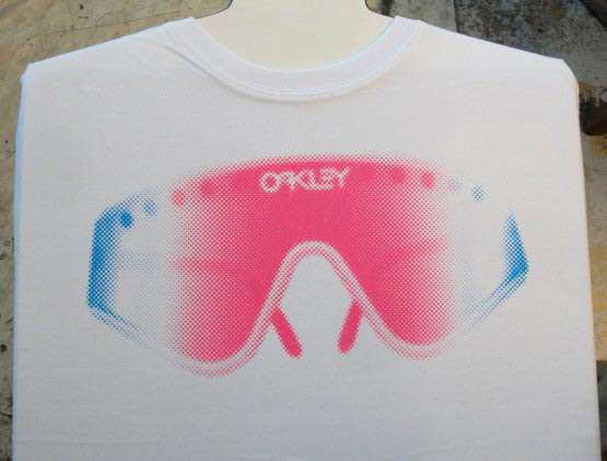 Chris Hart GmbH Siebdruck und Beschriftungen Zürich: T-Shirt + Textil Prints - Direktdruck Kleider: Oakley: Bild2