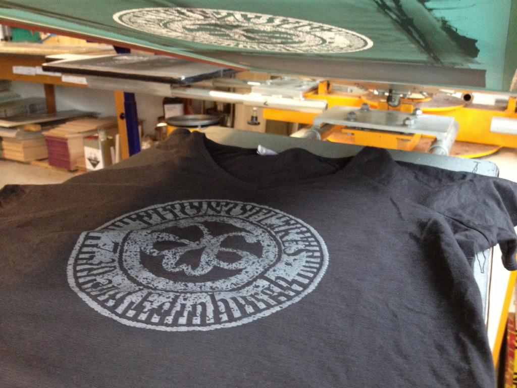 Chris Hart GmbH Siebdruck und Beschriftungen Zürich: T-Shirt + Textil Prints - Direktdruck Kleider: Phonoflakes: Bild2