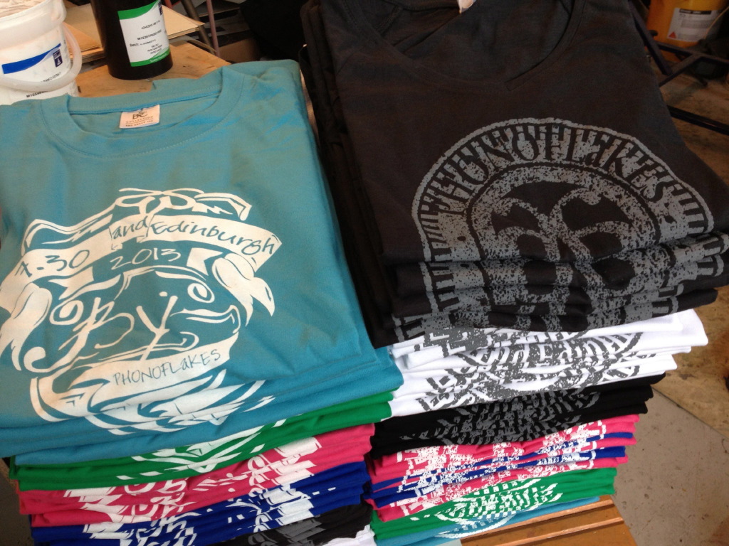 Chris Hart GmbH Siebdruck und Beschriftungen Zürich: T-Shirt + Textil Prints - Direktdruck Kleider: Phonoflakes: Bild3
