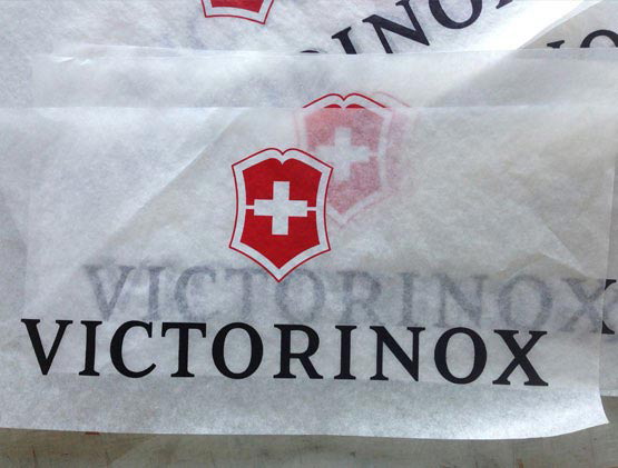 Chris Hart GmbH Siebdruck und Beschriftungen Zürich: Siebdruck - Holz / Karton/ Diverses: Victorinox Seidenpapier für Surfboard Beschriftung: Bild2