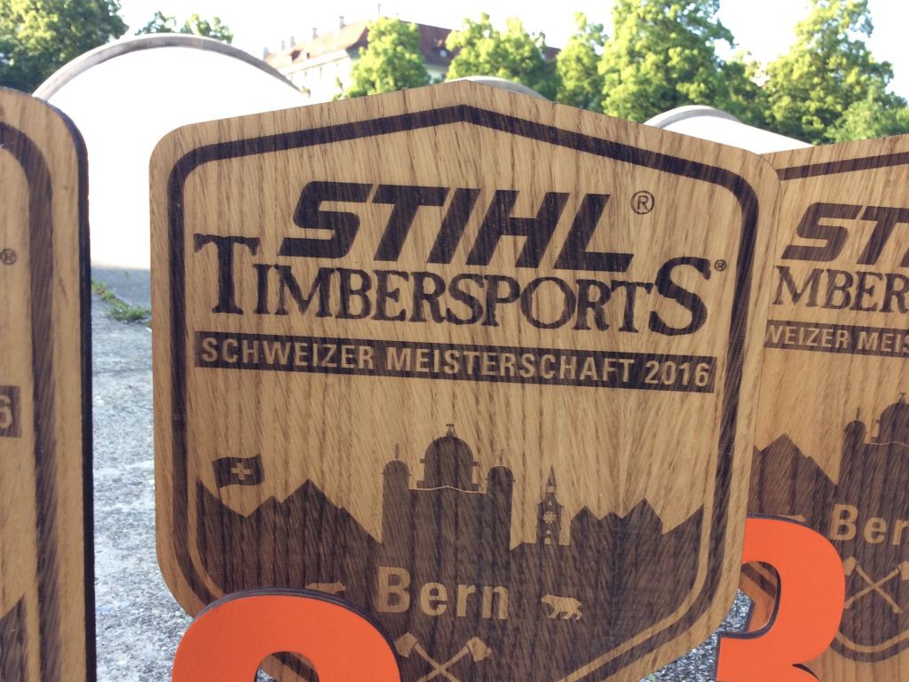 Chris Hart GmbH Siebdruck und Beschriftungen Zürich: Fräsarbeiten / Laser cut  - Pokale: Timber Schweizermeisterschaft: Bild2