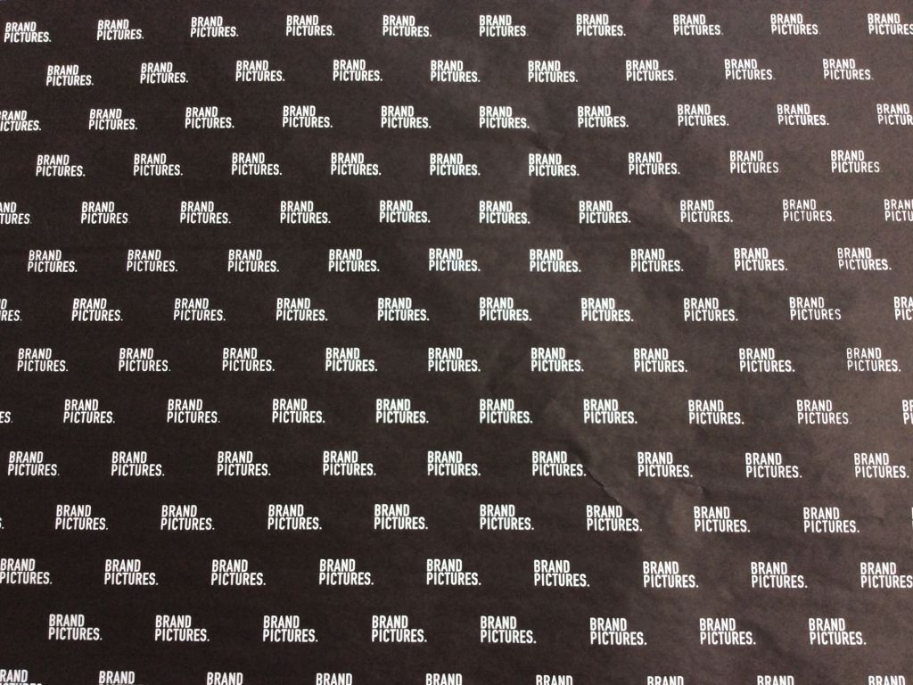 Chris Hart GmbH Siebdruck und Beschriftungen Zürich: Siebdruck - Bedrucken  von sehr edlen Karton Schuber für eigenwerbung von Oliver Brand . Schwarzes Seiden Papier als in lay der Kiste mit allover Print weiss   