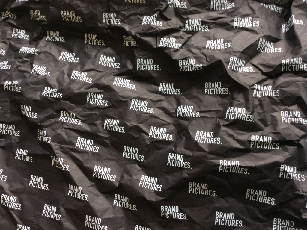 Chris Hart GmbH Siebdruck und Beschriftungen Zürich: Siebdruck - Bedrucken  von sehr edlen Karton Schuber für eigenwerbung von Oliver Brand . Schwarzes Seiden Papier als in lay der Kiste mit allover Print weiss   