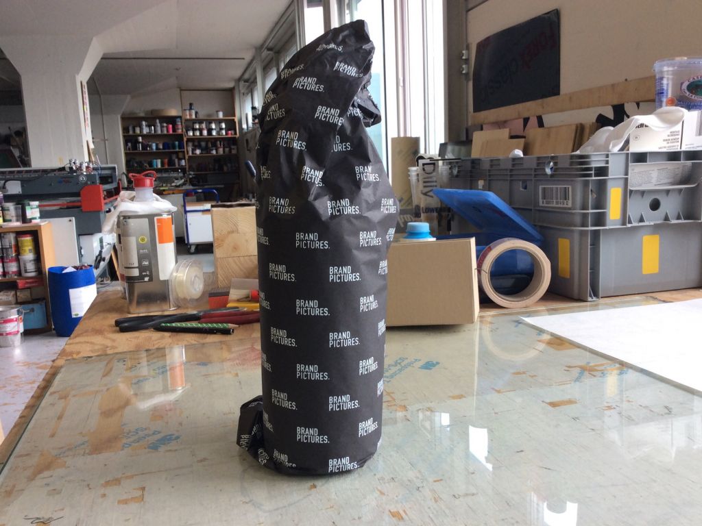 Chris Hart GmbH Siebdruck und Beschriftungen Zürich: Siebdruck - Bedrucken  von sehr edlen Karton Schuber für eigenwerbung von Oliver Brand . Schwarzes Seiden Papier als in lay der Kiste mit allover Print weiss   