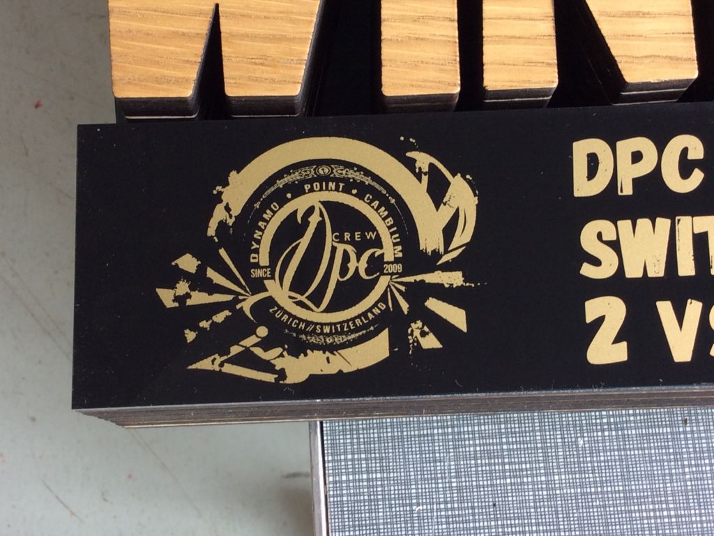 Chris Hart GmbH Siebdruck und Beschriftungen Zürich: Fräsarbeiten / Laser cut  - Pokal aus Holz und Plexiglas inkl. goldiger Siebdruck  