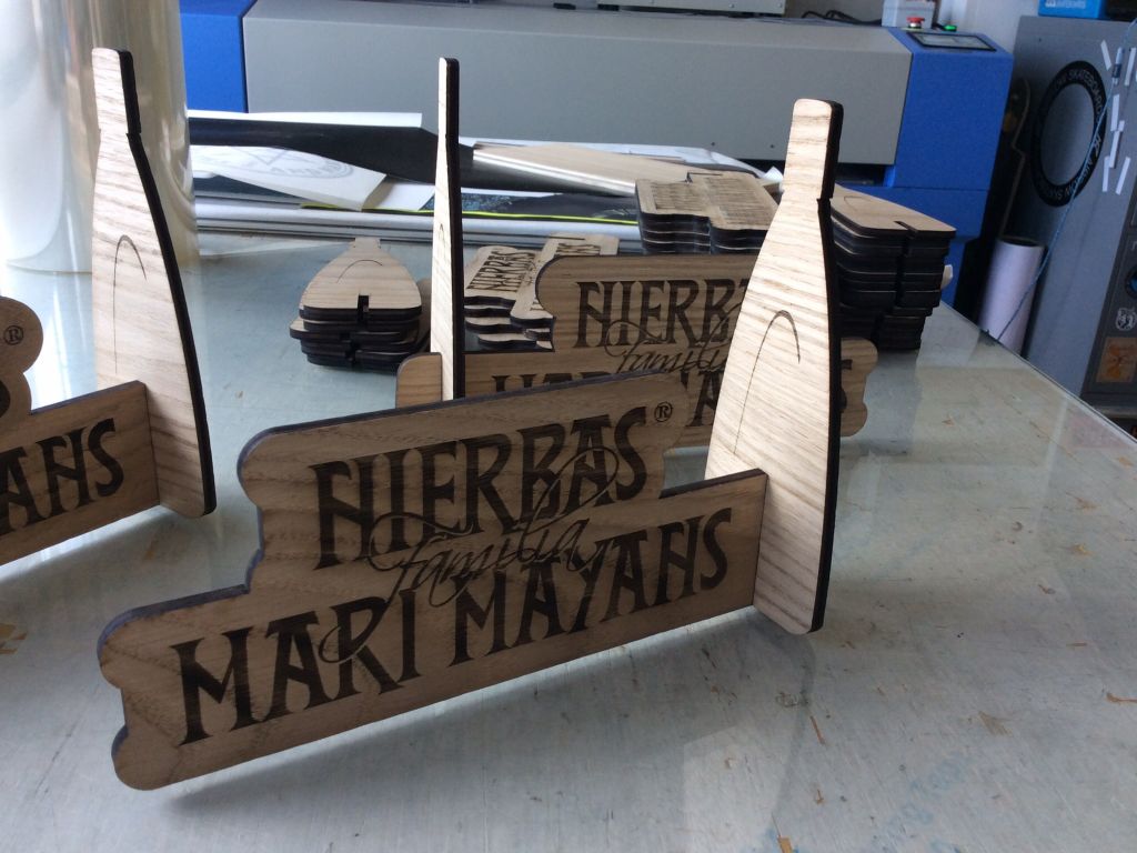 Chris Hart GmbH Siebdruck und Beschriftungen Zürich: Fräsarbeiten / Laser cut  - Holz/Kunstoff: Hierbas Steller: Bild1